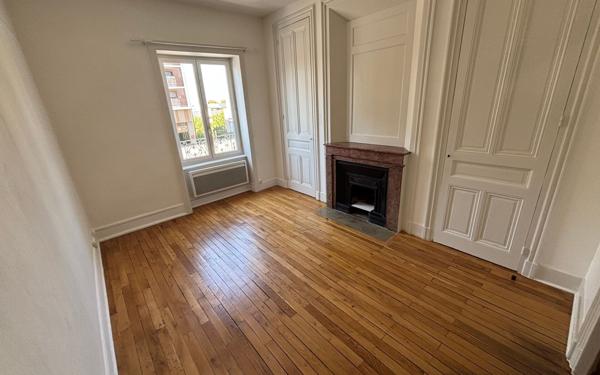 Immeuble à vendre    5 pièces • 278,10 m2 Sathonay-Camp