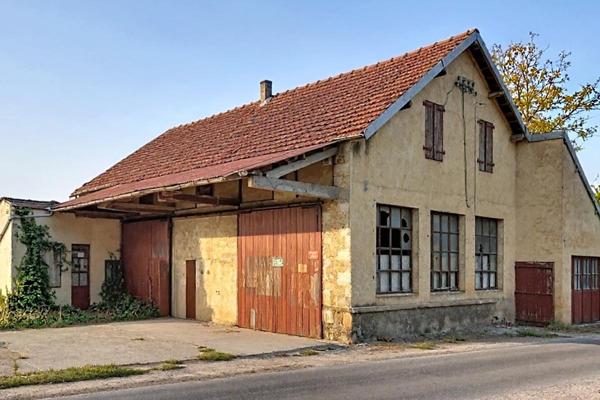 Masclat 46350-Centre-Bourg:  Hangar/atelier- 4 pièce(s) 290 m2 sur deux étages