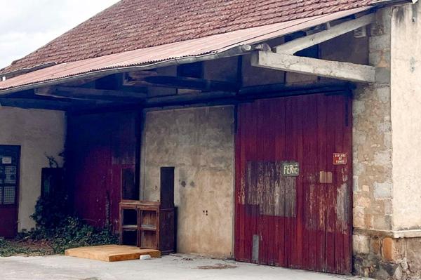 Masclat 46350-Centre-Bourg:  Hangar/atelier- 4 pièce(s) 290 m2 sur deux étages