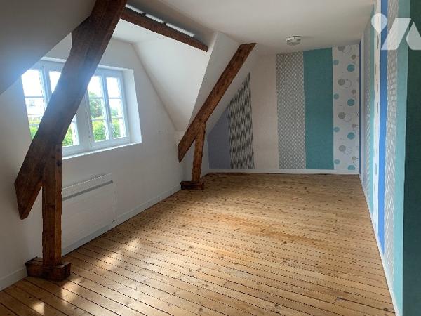 Bel appartement lumineux d’environ 162 m², proche du château de Torigny-les-Villes et des commerces.