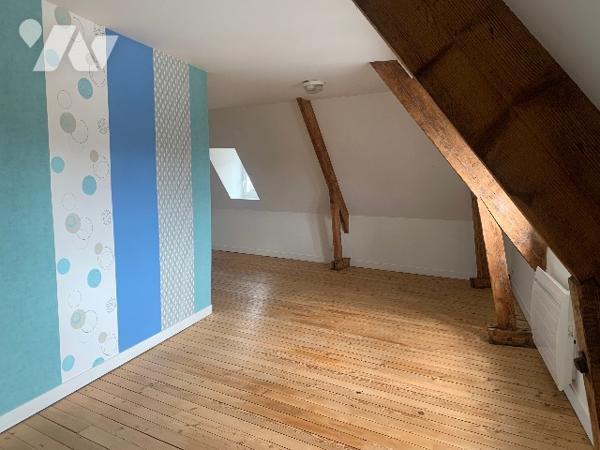 Bel appartement lumineux d’environ 162 m², proche du château de Torigny-les-Villes et des commerces.