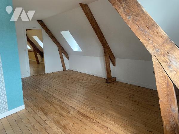 Bel appartement lumineux d’environ 162 m², proche du château de Torigny-les-Villes et des commerces.