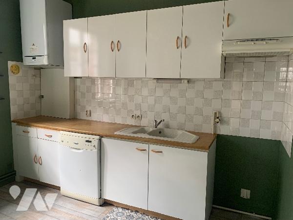 Bel appartement lumineux d’environ 162 m², proche du château de Torigny-les-Villes et des commerces.