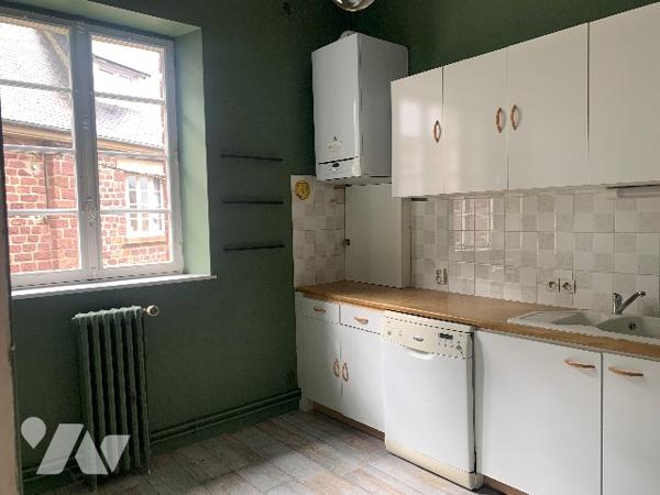 Bel appartement lumineux d’environ 162 m², proche du château de Torigny-les-Villes et des commerces.