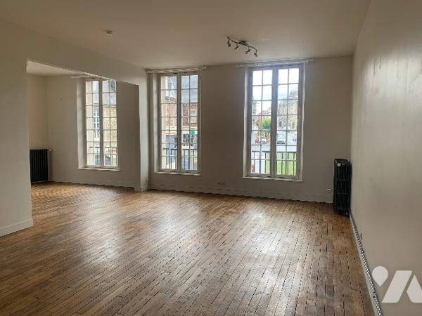 Bel appartement lumineux d’environ 162 m², proche du château de Torigny-les-Villes et des commerces.