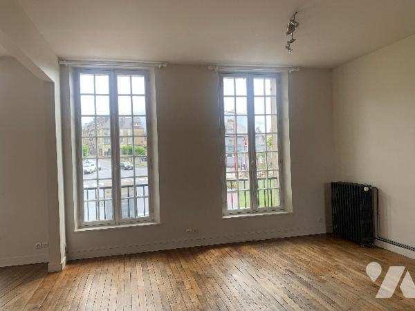 Bel appartement lumineux d’environ 162 m², proche du château de Torigny-les-Villes et des commerces.