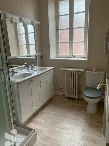 Bel appartement lumineux d’environ 162 m², proche du château de Torigny-les-Villes et des commerces.