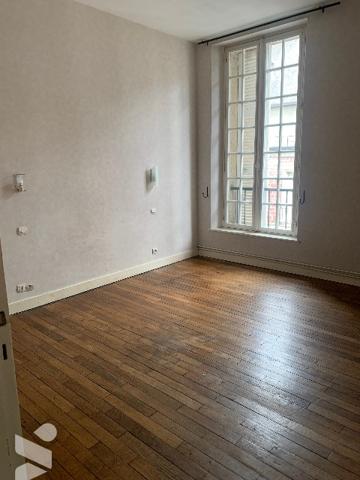 Bel appartement lumineux d’environ 162 m², proche du château de Torigny-les-Villes et des commerces.