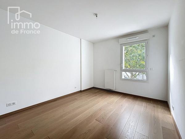 Appartement T3 à Saint Julien En Genevois de 72 m² avec terrasse, garage et cave