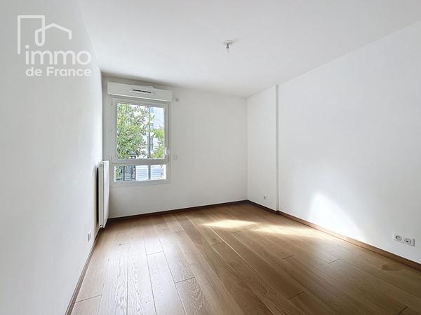 Appartement T3 à Saint Julien En Genevois de 72 m² avec terrasse, garage et cave