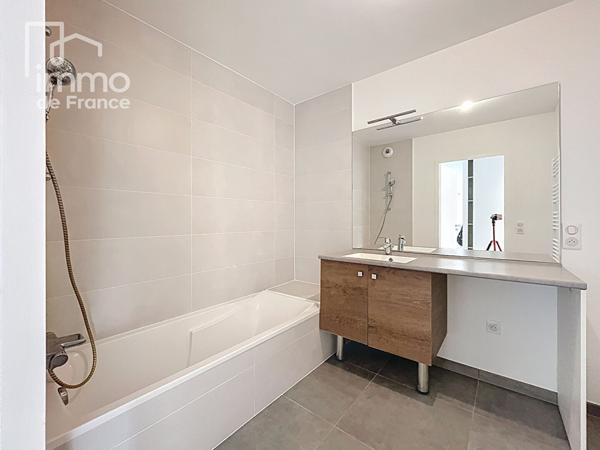 Appartement T3 à Saint Julien En Genevois de 72 m² avec terrasse, garage et cave