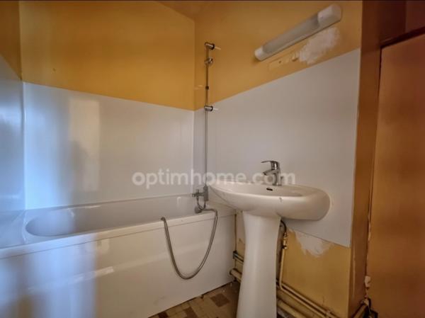 🏡 Immeuble de rapport composé d'une maison avec jardinet et d'un studio – Tinchebray centre