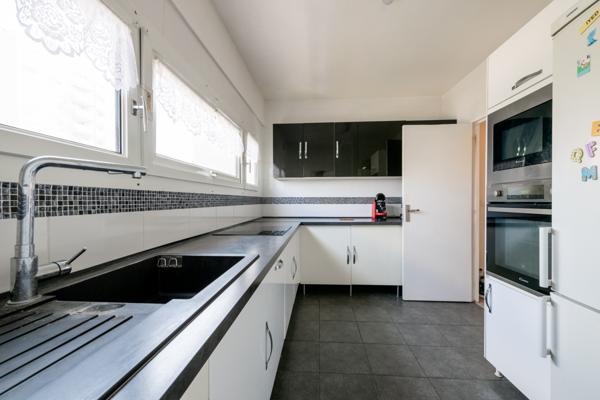 Massy (91300) Dernier étage avec ascenseur – Appartement 5 pièces traversant – Entièrement rénové – Balcons – Proche gare et
