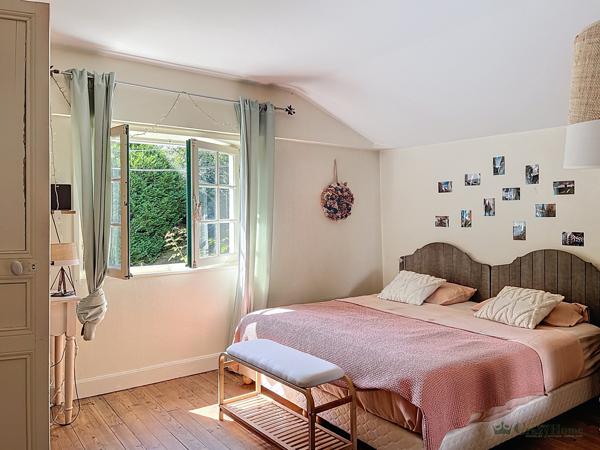 Maison
                                                                                                                                                                                                                                                                                                                        12 pièce(s)                                                                                                                                                                                                          6 chambre(s)                                                                                                                                                                                                          348  m²