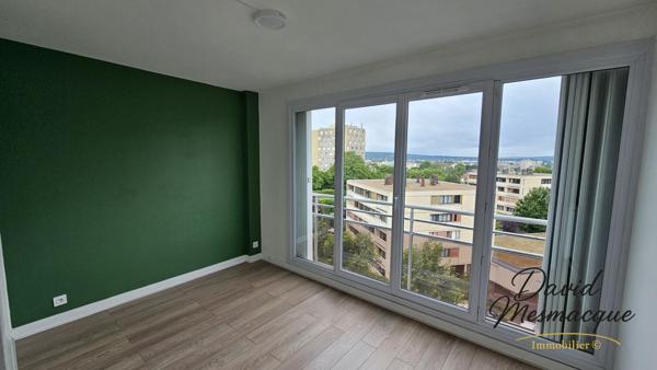 Poissy (78300) Appartement lumineux au dernier étage avec ascenseur, parking et cave