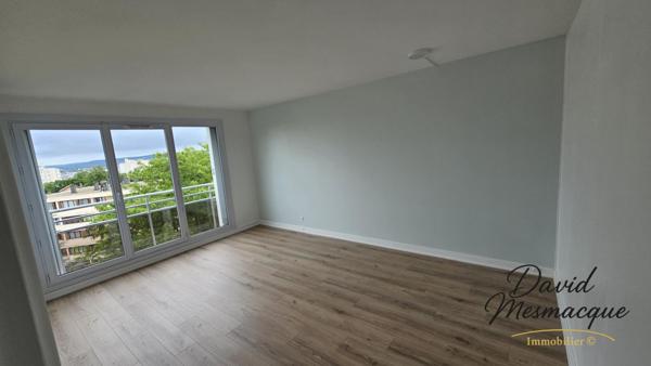 Poissy (78300) Appartement lumineux au dernier étage avec ascenseur, parking et cave