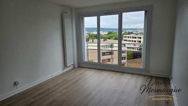 Poissy (78300) Appartement lumineux au dernier étage avec ascenseur, parking et cave