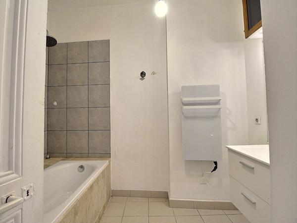 Appartement type 3 de 71 m2 dans un petit immeuble proche remparts.