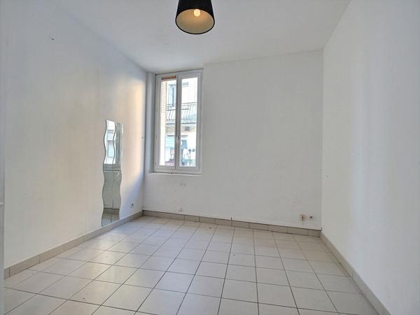 Appartement type 3 de 71 m2 dans un petit immeuble proche remparts.