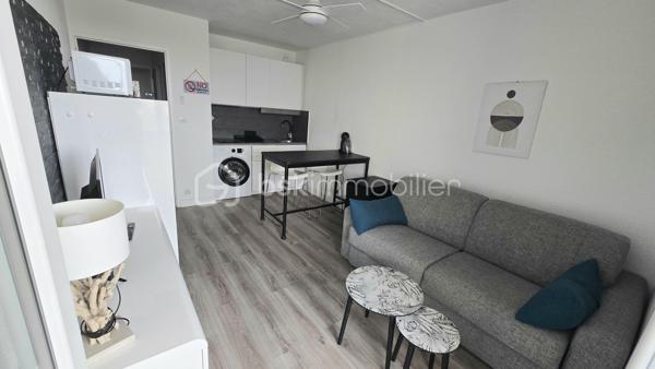 APPARTEMENT VUE ÉTANG AVEC EXTERIEUR

Dans une résidence calme bénéficiant de 6 piscines, aire de jeux pour enfants, boulodrome, venez découvrir cet appartement de 25,70 m2 de surface habitable composé d'une pièce de vie avec coin cuisine aménagée et équipée, d'une salle d'eau, d'un wc indépendant. 

Vous profiterez de repas en famille ou entre amis grâce à son balcon orienté sud.

Prestations de qualités avec doubles vitrages et climatisation réversible, aucun travaux à prévoir.
Cet appartement est vendu meublé et avec une place de parking.

N'hésitez pas à me contactez pour une visite!