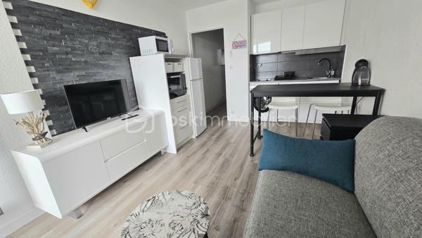 APPARTEMENT VUE ÉTANG AVEC EXTERIEUR

Dans une résidence calme bénéficiant de 6 piscines, aire de jeux pour enfants, boulodrome, venez découvrir cet appartement de 25,70 m2 de surface habitable composé d'une pièce de vie avec coin cuisine aménagée et équipée, d'une salle d'eau, d'un wc indépendant. 

Vous profiterez de repas en famille ou entre amis grâce à son balcon orienté sud.

Prestations de qualités avec doubles vitrages et climatisation réversible, aucun travaux à prévoir.
Cet appartement est vendu meublé et avec une place de parking.

N'hésitez pas à me contactez pour une visite!