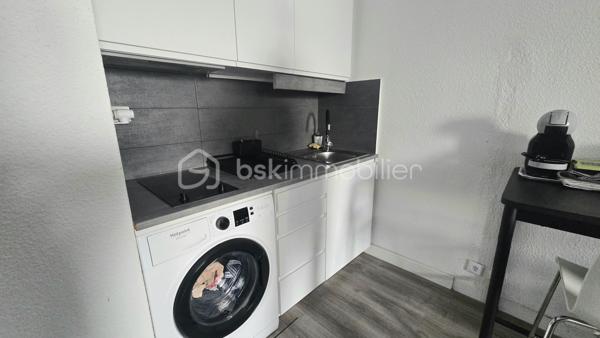 APPARTEMENT VUE ÉTANG AVEC EXTERIEUR

Dans une résidence calme bénéficiant de 6 piscines, aire de jeux pour enfants, boulodrome, venez découvrir cet appartement de 25,70 m2 de surface habitable composé d'une pièce de vie avec coin cuisine aménagée et équipée, d'une salle d'eau, d'un wc indépendant. 

Vous profiterez de repas en famille ou entre amis grâce à son balcon orienté sud.

Prestations de qualités avec doubles vitrages et climatisation réversible, aucun travaux à prévoir.
Cet appartement est vendu meublé et avec une place de parking.

N'hésitez pas à me contactez pour une visite!