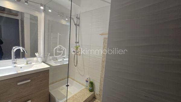 APPARTEMENT VUE ÉTANG AVEC EXTERIEUR

Dans une résidence calme bénéficiant de 6 piscines, aire de jeux pour enfants, boulodrome, venez découvrir cet appartement de 25,70 m2 de surface habitable composé d'une pièce de vie avec coin cuisine aménagée et équipée, d'une salle d'eau, d'un wc indépendant. 

Vous profiterez de repas en famille ou entre amis grâce à son balcon orienté sud.

Prestations de qualités avec doubles vitrages et climatisation réversible, aucun travaux à prévoir.
Cet appartement est vendu meublé et avec une place de parking.

N'hésitez pas à me contactez pour une visite!