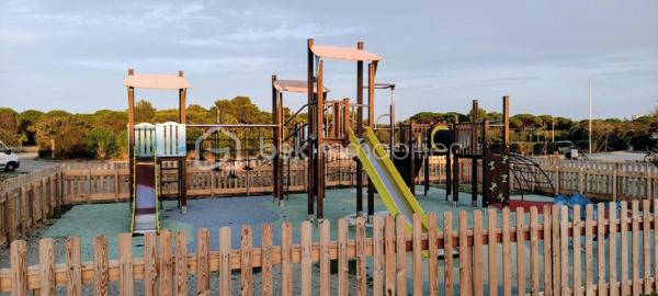 APPARTEMENT VUE ÉTANG AVEC EXTERIEUR

Dans une résidence calme bénéficiant de 6 piscines, aire de jeux pour enfants, boulodrome, venez découvrir cet appartement de 25,70 m2 de surface habitable composé d'une pièce de vie avec coin cuisine aménagée et équipée, d'une salle d'eau, d'un wc indépendant. 

Vous profiterez de repas en famille ou entre amis grâce à son balcon orienté sud.

Prestations de qualités avec doubles vitrages et climatisation réversible, aucun travaux à prévoir.
Cet appartement est vendu meublé et avec une place de parking.

N'hésitez pas à me contactez pour une visite!