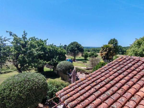 Maison ancienne - Saint-pardoux-la-rivière Grands volumes pour cette maison périgourdine sur 1 hectare de terrain