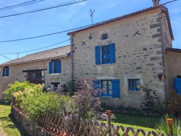 Maison ancienne - Saint-pardoux-la-rivière Grands volumes pour cette maison périgourdine sur 1 hectare de terrain