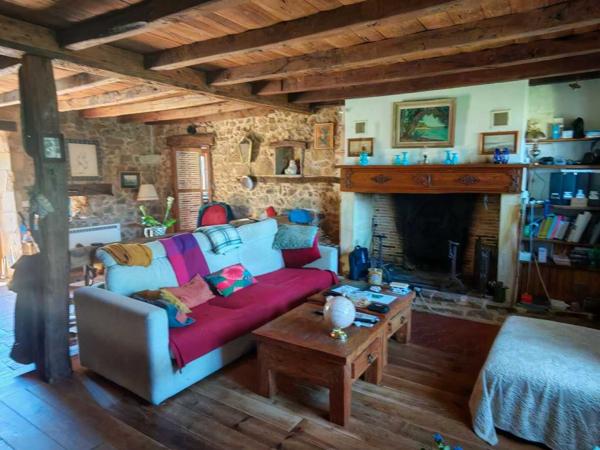 Maison ancienne - Saint-pardoux-la-rivière Grands volumes pour cette maison périgourdine sur 1 hectare de terrain