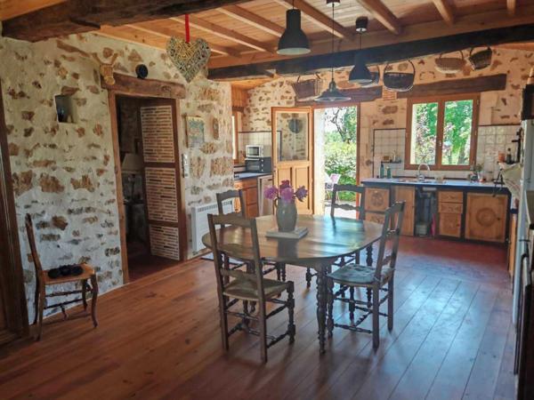 Maison ancienne - Saint-pardoux-la-rivière Grands volumes pour cette maison périgourdine sur 1 hectare de terrain