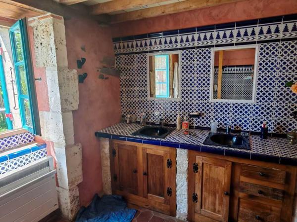 Maison ancienne - Saint-pardoux-la-rivière Grands volumes pour cette maison périgourdine sur 1 hectare de terrain