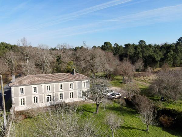 Demeure de charme avec grands espaces intérieurs et extèrieur