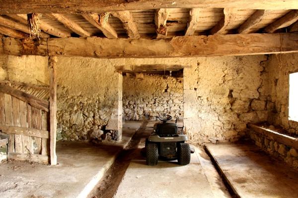 Propriété composée de deux jolies bâtisses en pierre (environ 800 m2 au total) à restaurer entièrement, à 7 km de Lectoure