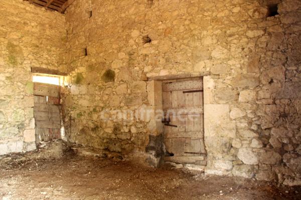 Propriété composée de deux jolies bâtisses en pierre (environ 800 m2 au total) à restaurer entièrement, à 7 km de Lectoure