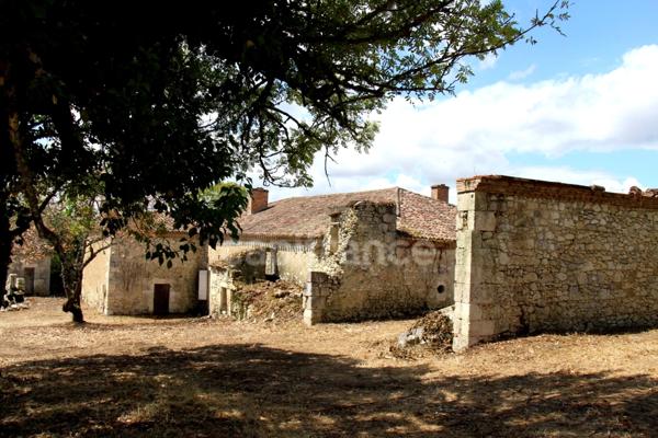 Propriété composée de deux jolies bâtisses en pierre (environ 800 m2 au total) à restaurer entièrement, à 7 km de Lectoure