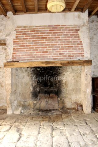 Propriété composée de deux jolies bâtisses en pierre (environ 800 m2 au total) à restaurer entièrement, à 7 km de Lectoure