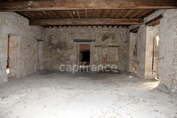 Propriété composée de deux jolies bâtisses en pierre (environ 800 m2 au total) à restaurer entièrement, à 7 km de Lectoure