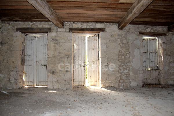 Propriété composée de deux jolies bâtisses en pierre (environ 800 m2 au total) à restaurer entièrement, à 7 km de Lectoure