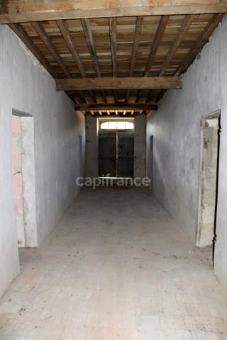 Propriété composée de deux jolies bâtisses en pierre (environ 800 m2 au total) à restaurer entièrement, à 7 km de Lectoure