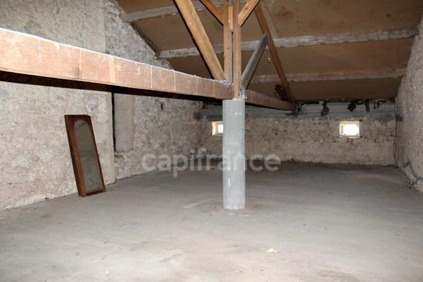 Propriété composée de deux jolies bâtisses en pierre (environ 800 m2 au total) à restaurer entièrement, à 7 km de Lectoure