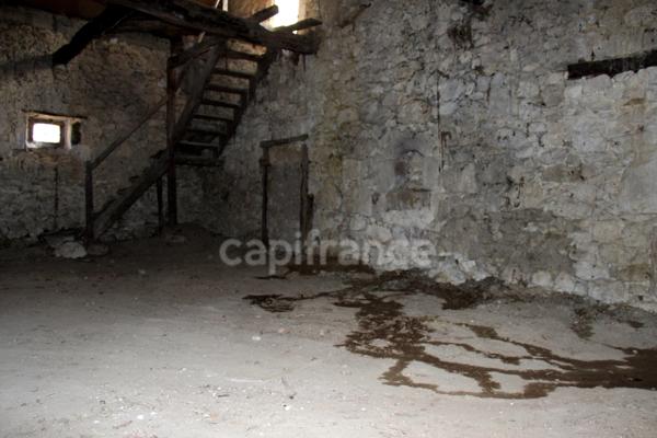 Propriété composée de deux jolies bâtisses en pierre (environ 800 m2 au total) à restaurer entièrement, à 7 km de Lectoure