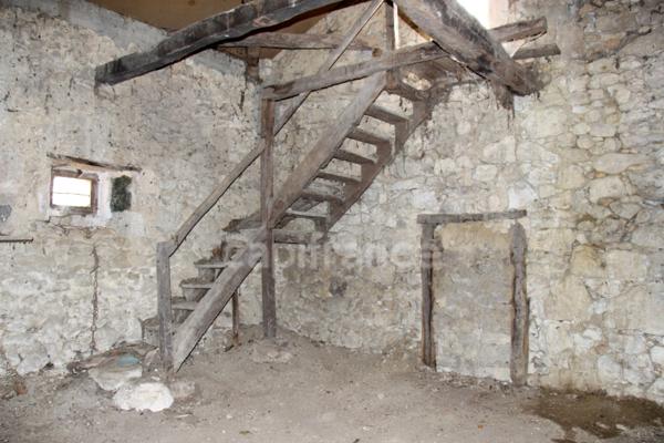 Propriété composée de deux jolies bâtisses en pierre (environ 800 m2 au total) à restaurer entièrement, à 7 km de Lectoure