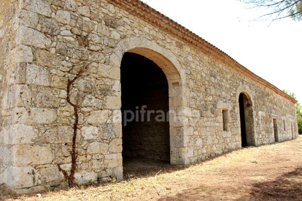 Propriété composée de deux jolies bâtisses en pierre (environ 800 m2 au total) à restaurer entièrement, à 7 km de Lectoure