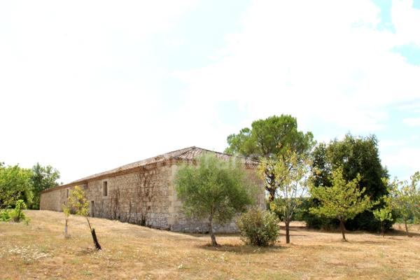 Propriété composée de deux jolies bâtisses en pierre (environ 800 m2 au total) à restaurer entièrement, à 7 km de Lectoure
