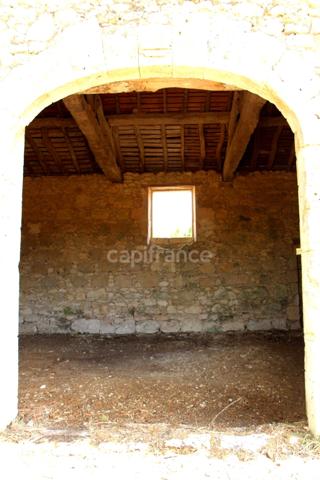 Propriété composée de deux jolies bâtisses en pierre (environ 800 m2 au total) à restaurer entièrement, à 7 km de Lectoure