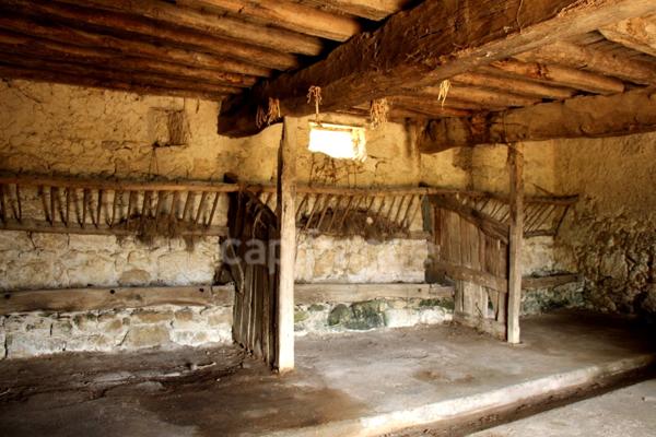 Propriété composée de deux jolies bâtisses en pierre (environ 800 m2 au total) à restaurer entièrement, à 7 km de Lectoure