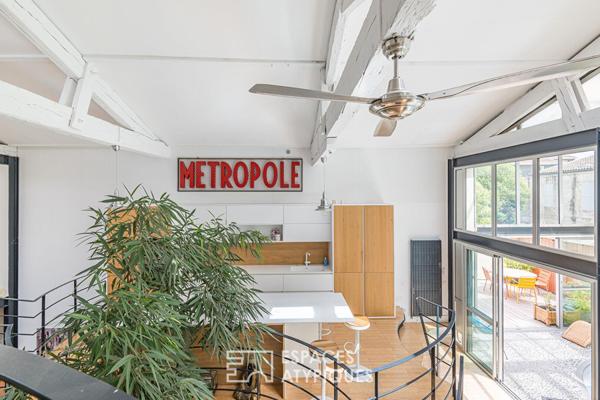 Ancien hangar transformé en loft avec piscine et garage