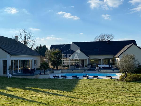 ARGENTON SUR CREUSE - Propriété de 385 m² h - piscine - Gîtes -terrain avec pièce d'eau.